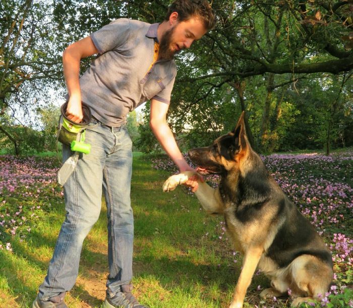 Florent Ducoaurtil (Chien bleu) dans un moment de complicité avec son chien Fenrir